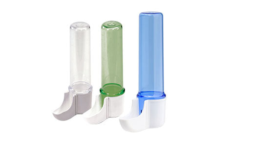 Beverino per uccelli adatto alla somministrazione di medicinali e vitamine Capacità: 30cc Colorazioni: Blu, Verde, Trasparente Acquistabile singolarmente o set da 4 pezzi