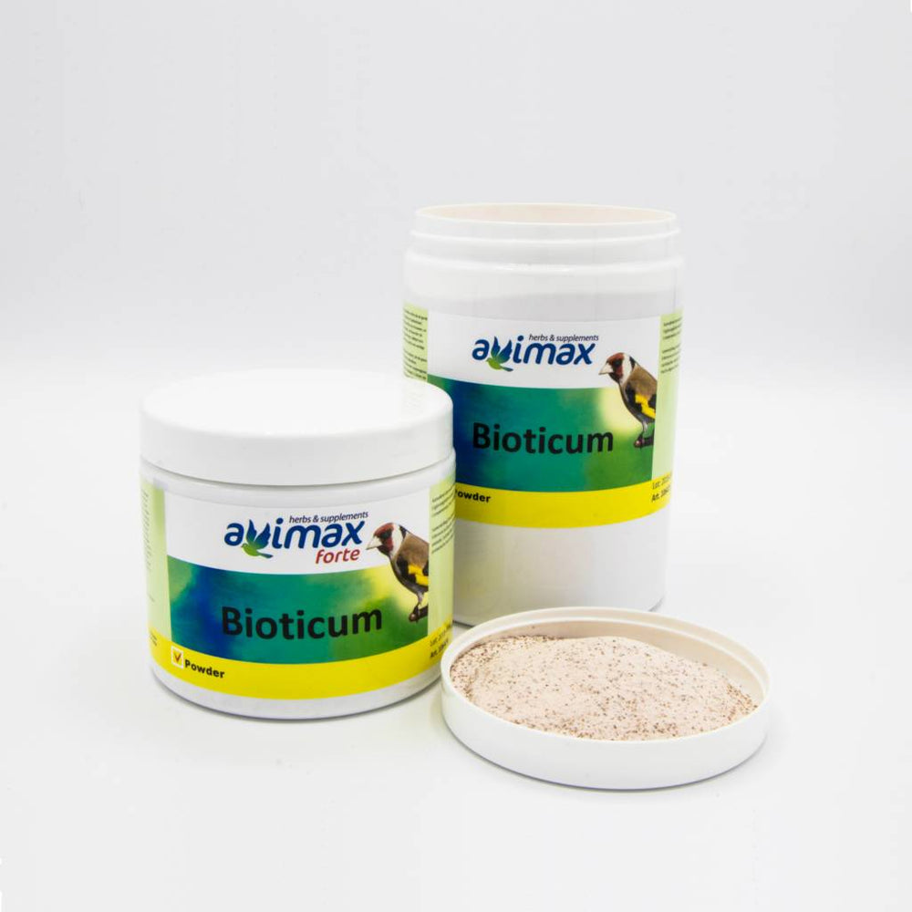 AviMax Forte Bioticum è basato su sostanze naturali che combinano le buone proprietà dei probiotici e dei prebiotici (sinbiotici). AviMax Forte Bioticum aiuta a costruire una flora intestinale equilibrata, rendendolo ideale per i giovani uccelli. Promuove la funzione intestinale e favorisce una sana digestione. 
