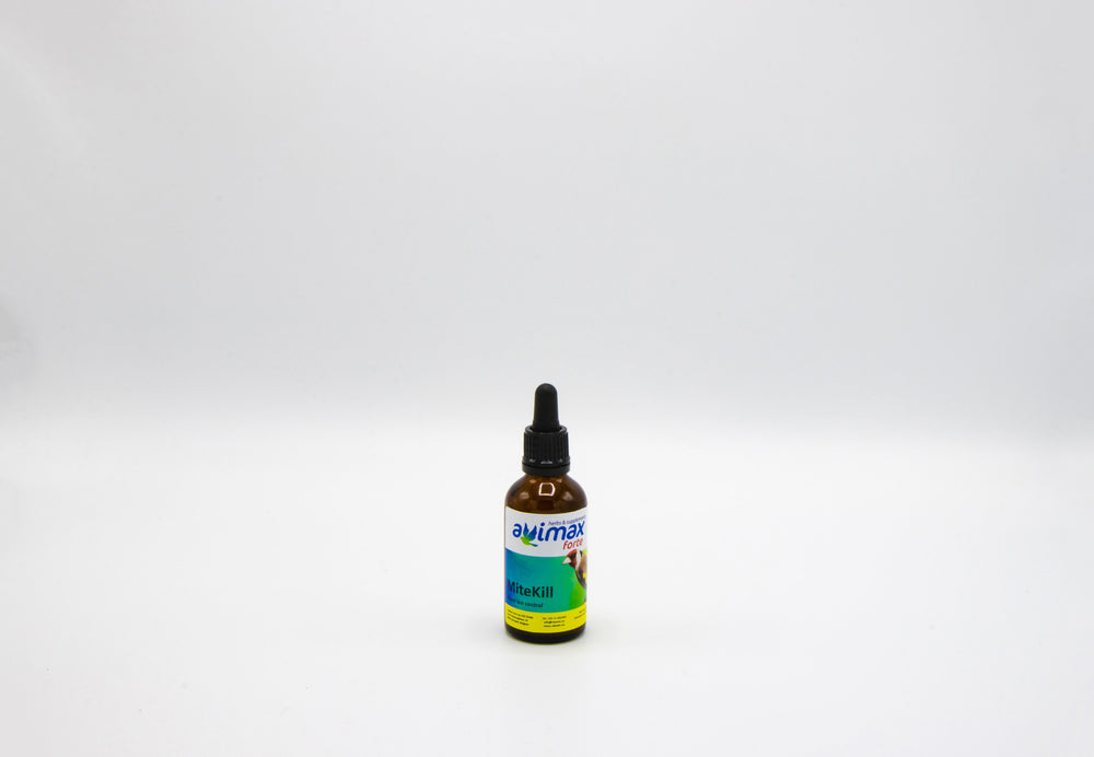 Flacone AviMax Forte MiteKill è un integratore concentrato. Composizione : Glicole monopropilenico, Yucca Schidigera , Aroma: 90000 mg/kg (Timolo, Rosmarino, Eucalipto)Componenti analitici :Proteina grezza: 0,1%Grassi grezzi: 4,3%Dosaggio : 1 ml per litro di acqua da bere (14 giorni consecutivi). Dopo 1 mese di MiteKill, sono sufficienti 3-4 giorni. O 1 goccia nel collo. Non somministrare durante la stagione riproduttiva.